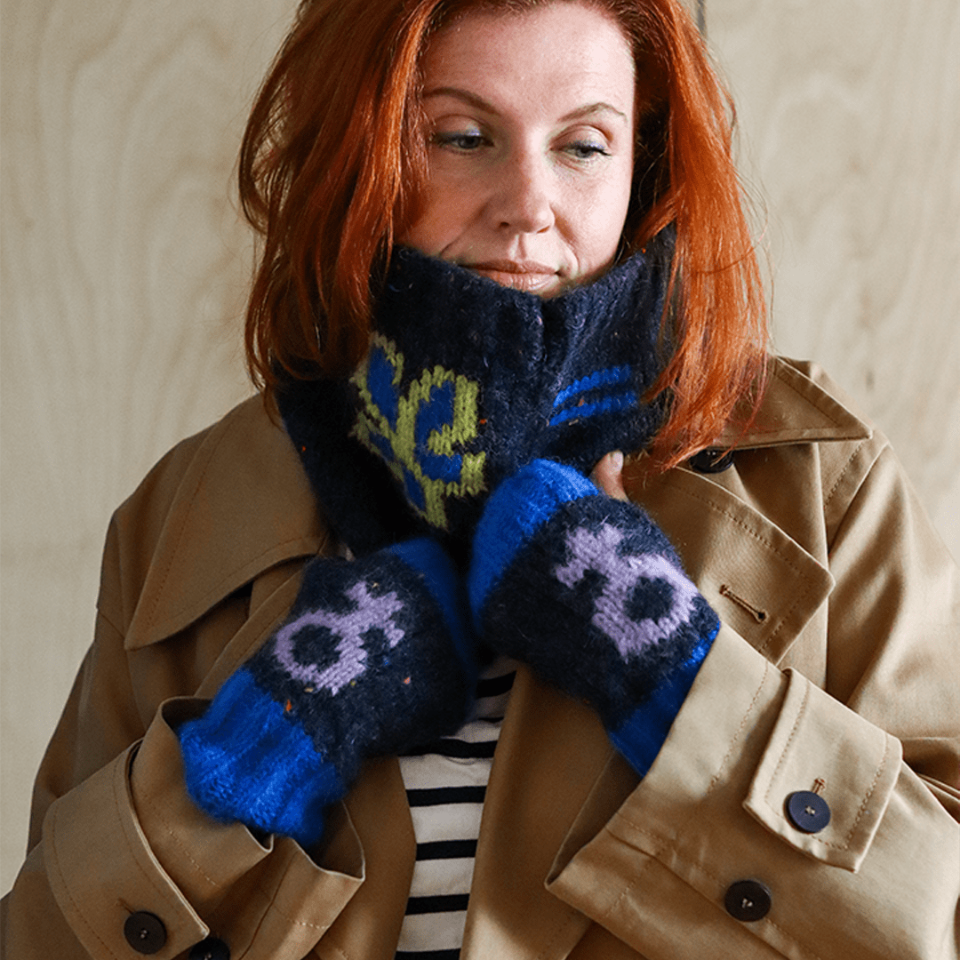 Cosmos Snood in Nyx Snood Black & Beech